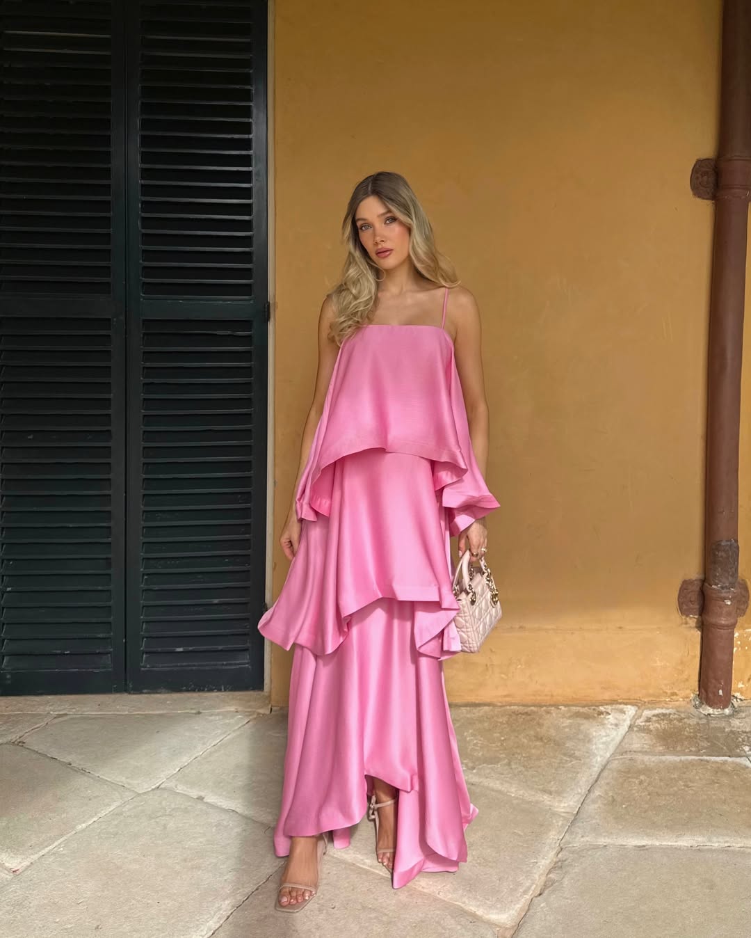 Robe satin maxi Jamila à volants en étages