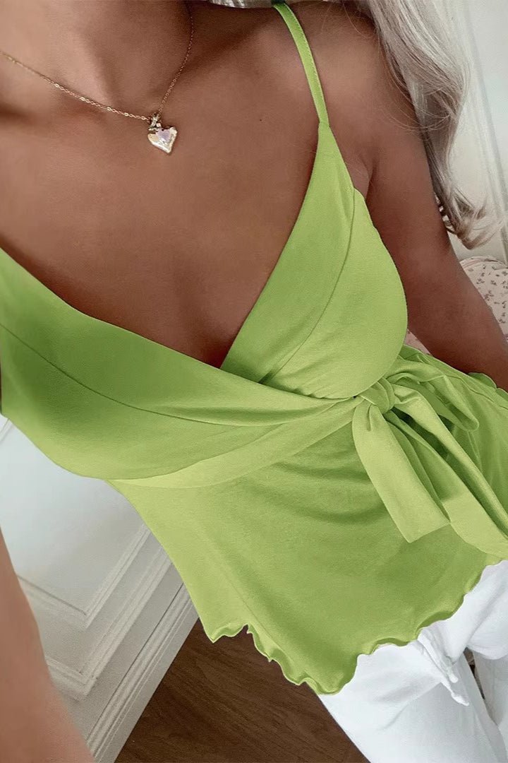Carla top en soie à décolleté V et ourlet ondulé