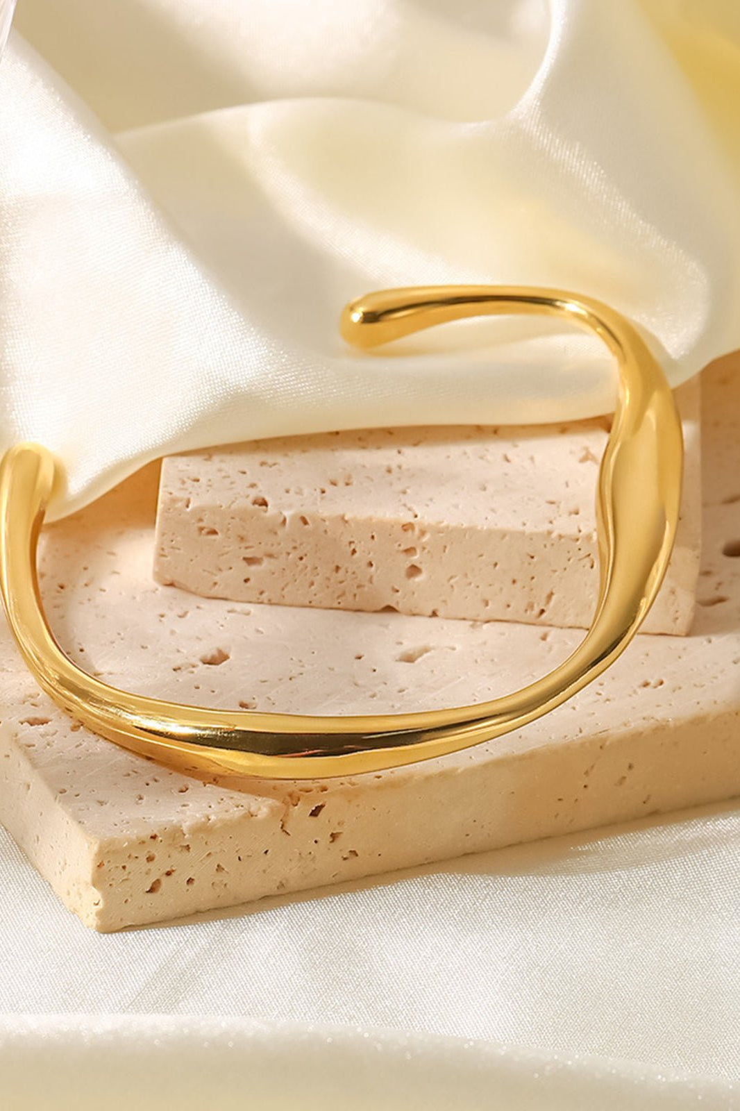 ZEYA - Lilia Open Bracelet