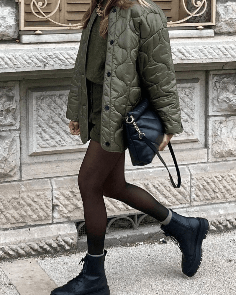 Bottines noires à lacets ZEYA associées à une veste matelassée