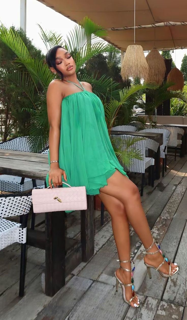 Yasmin mini-robe dos nu à col halter