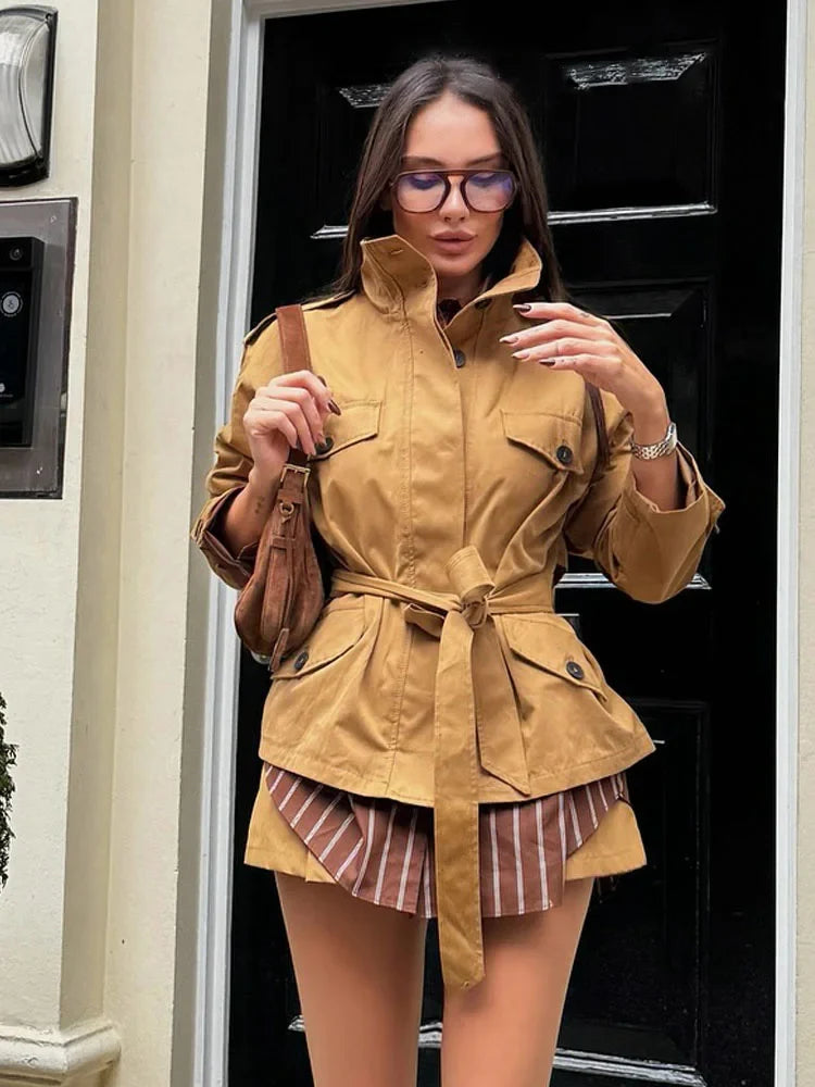 Emily. Veste ceinturée col montant et ensemble skort