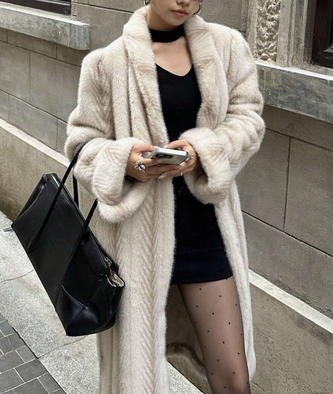 <h2>Manteau en fausse fourrure élégant et confortable</h2>
<p>L’Alicia Lace Up Faux Fur Maxi Coat est une addition élégante et douillette à toute garde-robe d’hiver. Doté d’une texture douce et duveteuse et d’une coupe ample et décontractée, ce manteau of