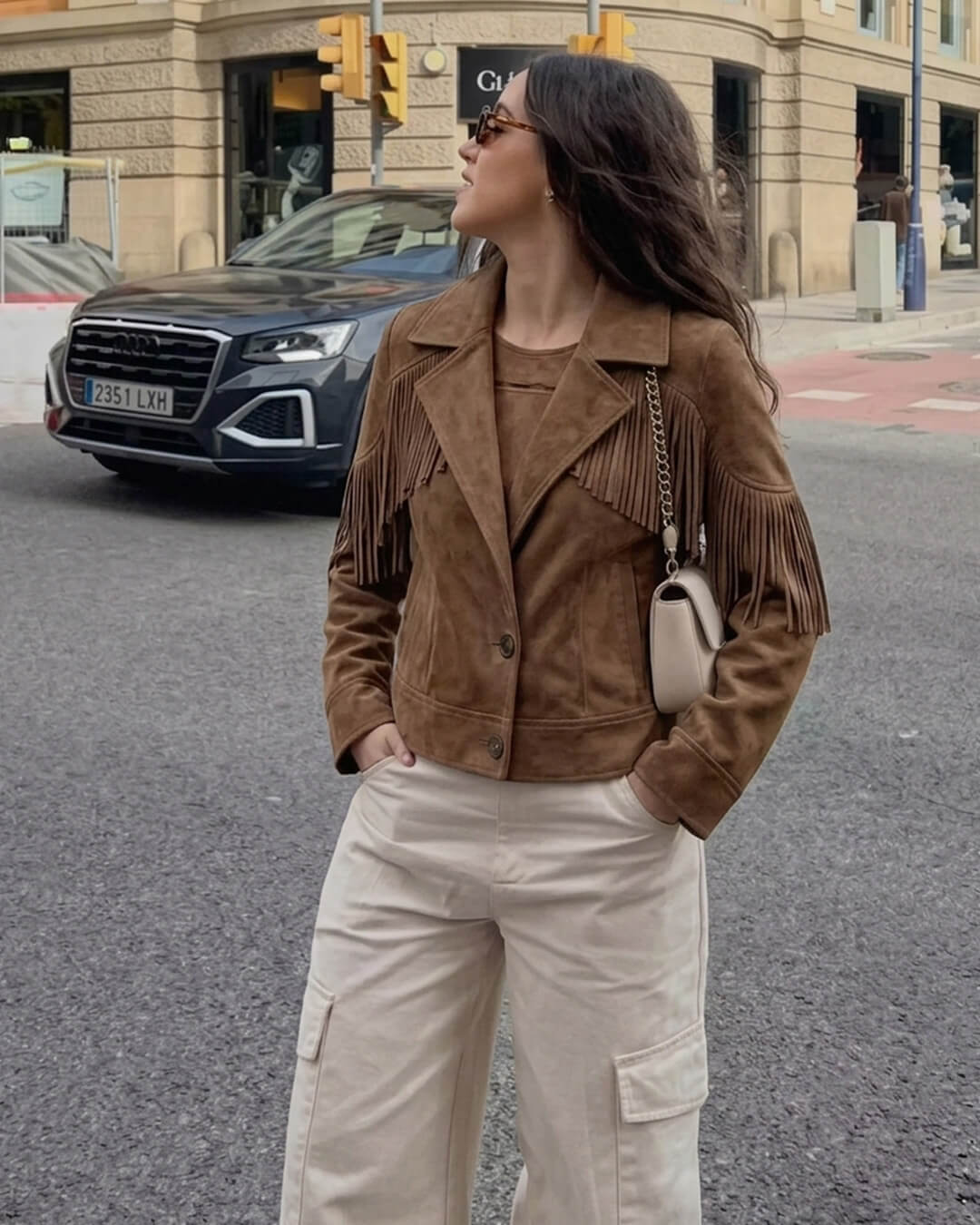 Helen. Veste courte à revers en faux suède