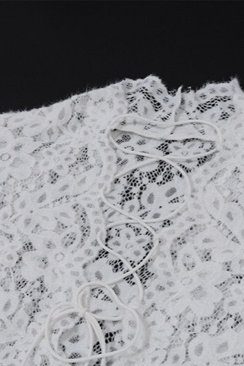 Robe longue Naomi en dentelle à décolleté plongeant