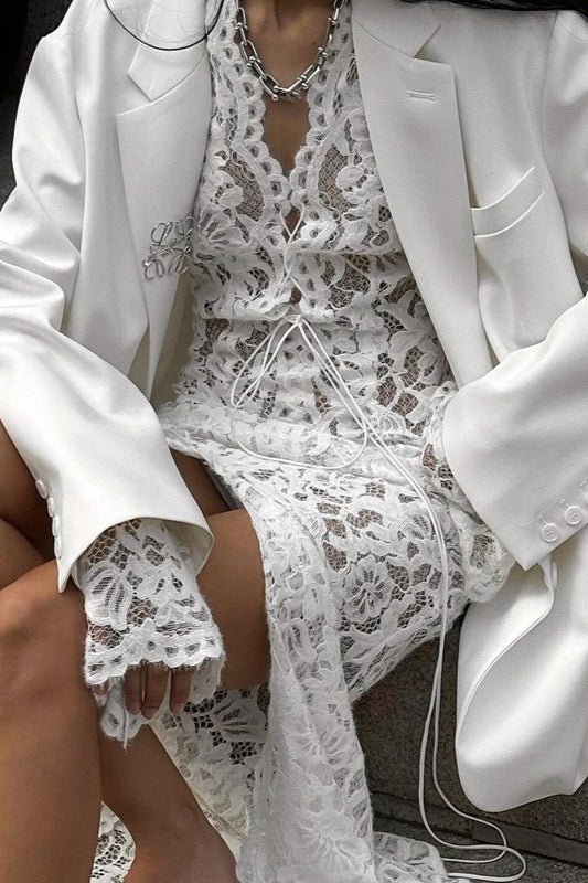 Robe longue Naomi en dentelle à décolleté plongeant