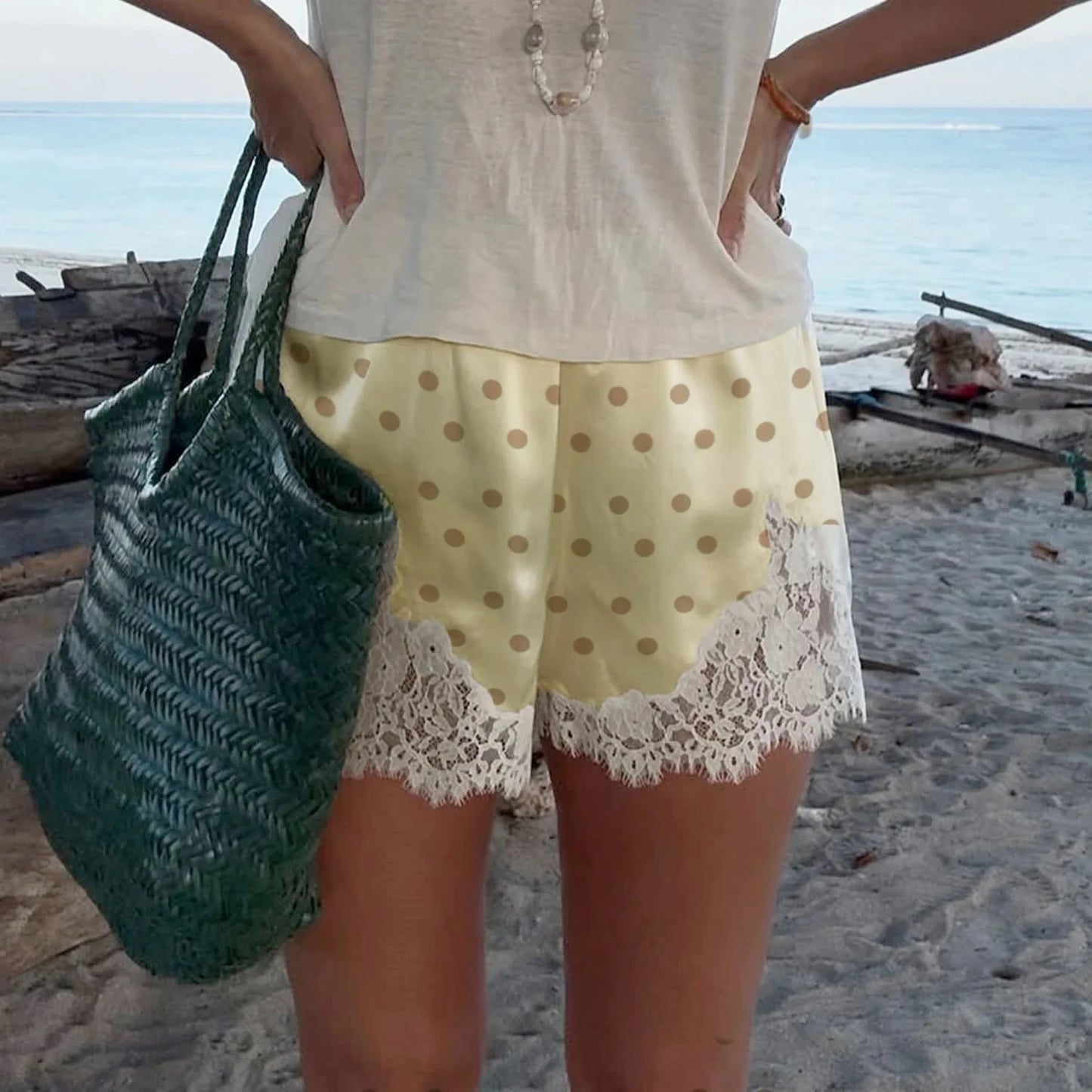 Short Natasha à pois avec bordure en dentelle