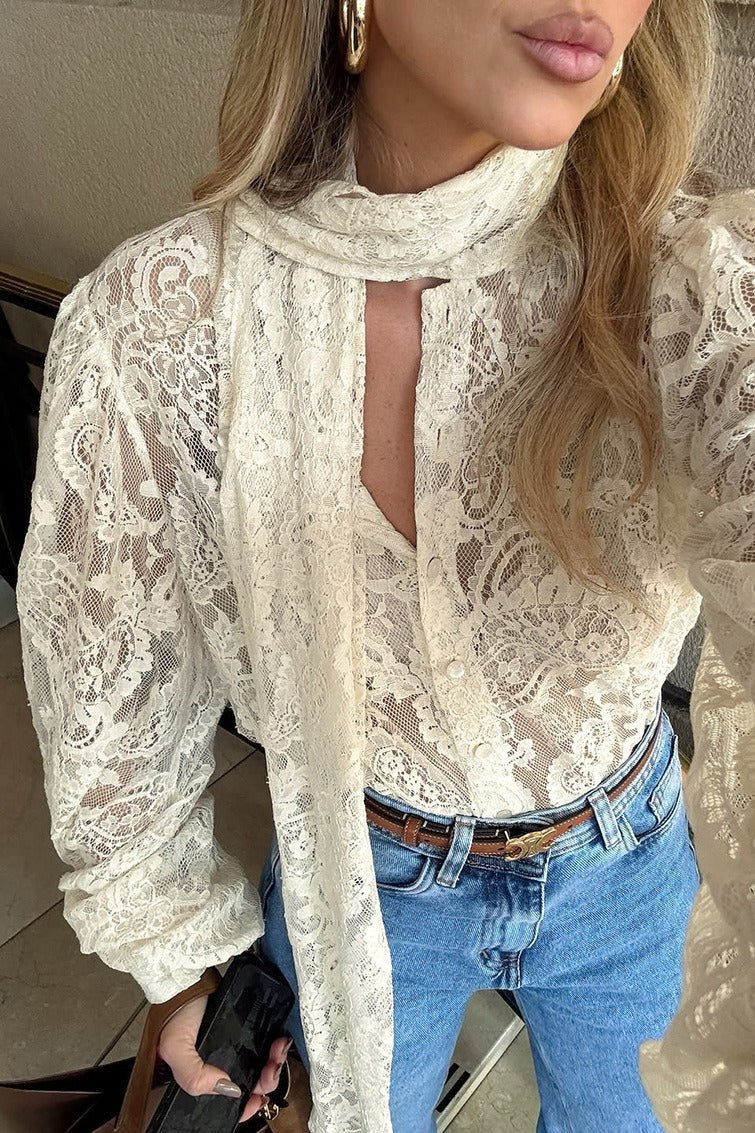 Blouse Sandrine en dentelle transparente à lien