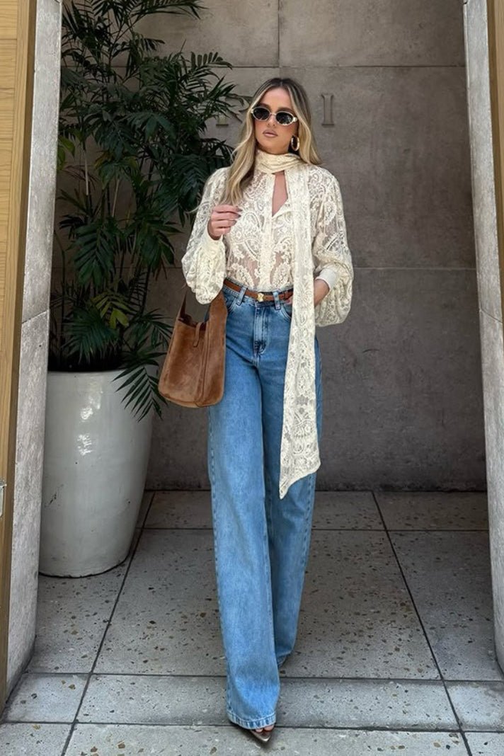 Blouse Sandrine en dentelle transparente à lien