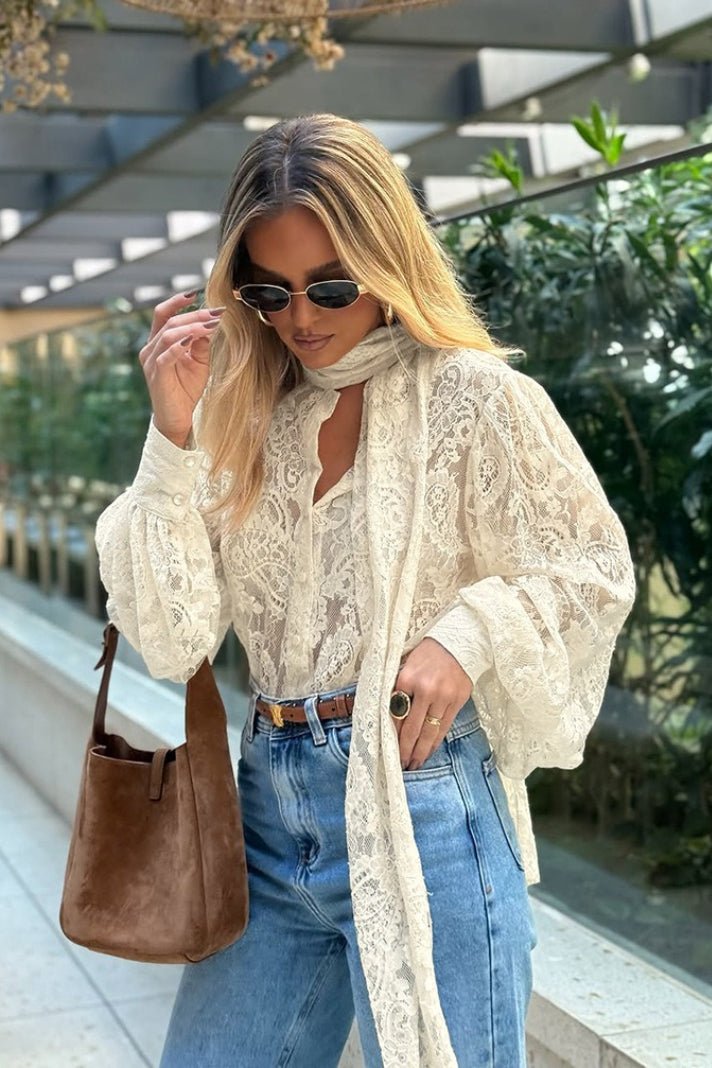 Blouse Sandrine en dentelle transparente à lien