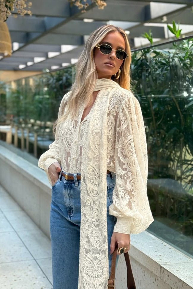 Blouse Sandrine en dentelle transparente à lien