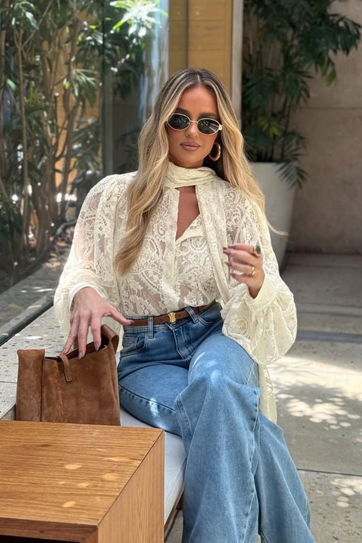 Blouse Sandrine en dentelle transparente à lien