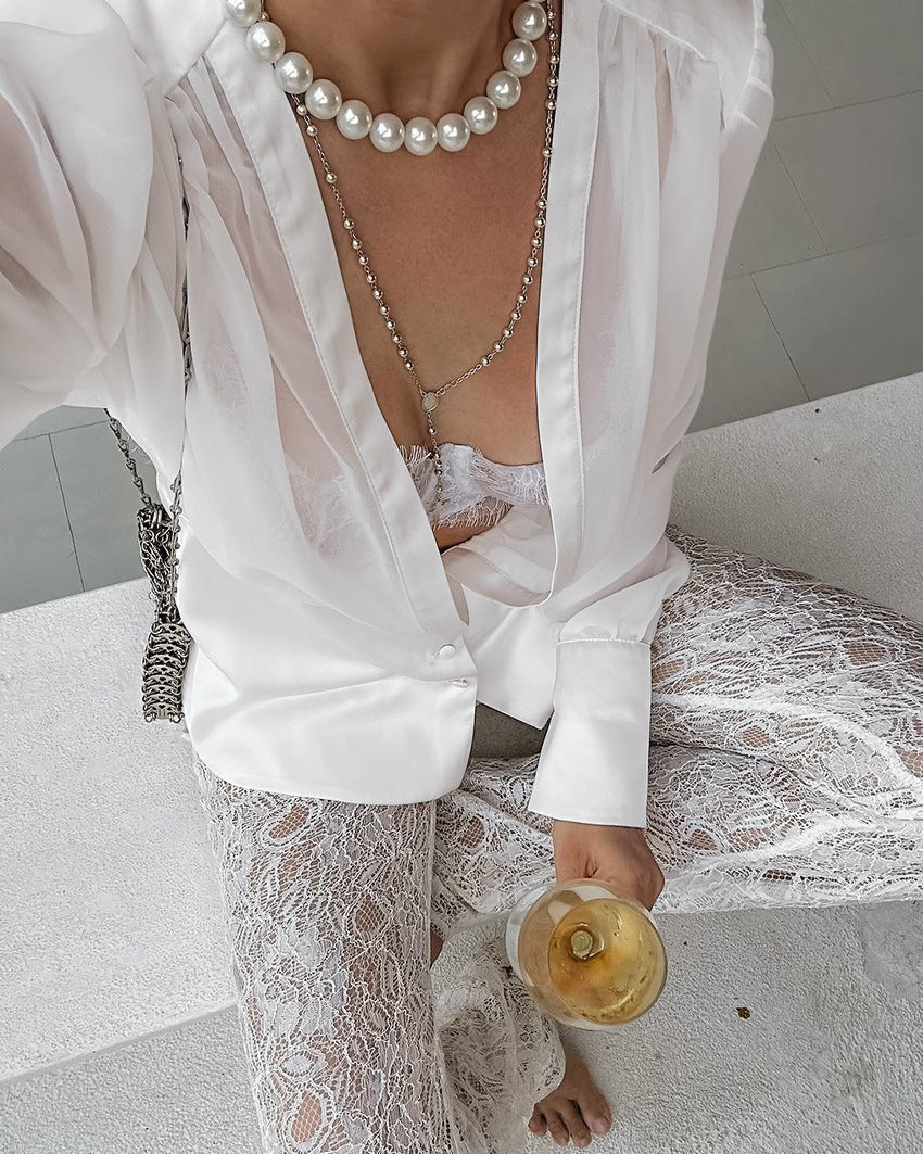 Blouse transparente Lydia à boutons et décolleté profond
