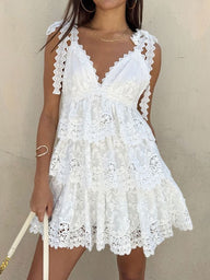 Robe courte Arianna à volants en dentelle et col en V