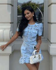 Robe mini en dentelle fleurie en azur