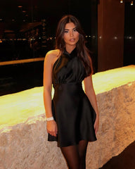 Robe courte drapée en satin à col halter Callie