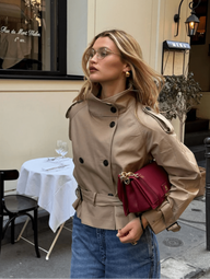 Trench-coat court Daphne