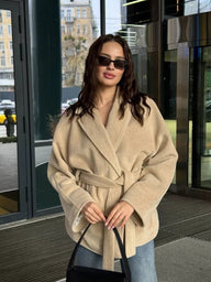 Veste Esmeralda à col en V avec ceinture