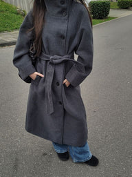 Manteau long félin à ceinture et col montant