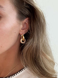 Boucles d'oreilles Lena à boucles pavées entrelacées