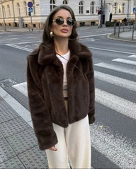 Manteau court Maddie à col en fausse fourrure