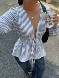 Blouse Mireille à rayures nouée sur le devant