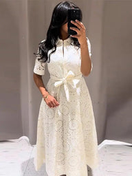 Rosie robe midi brodée ceinturée