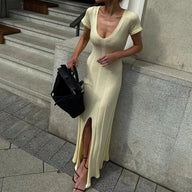 Robe longue en maille côtelée Suri, décolleté plongeant, fente haute