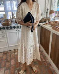 Robe longue brodée à col en V Zelia