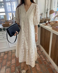 Robe longue brodée à col en V Zelia