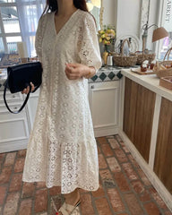 Robe longue brodée à col en V Zelia
